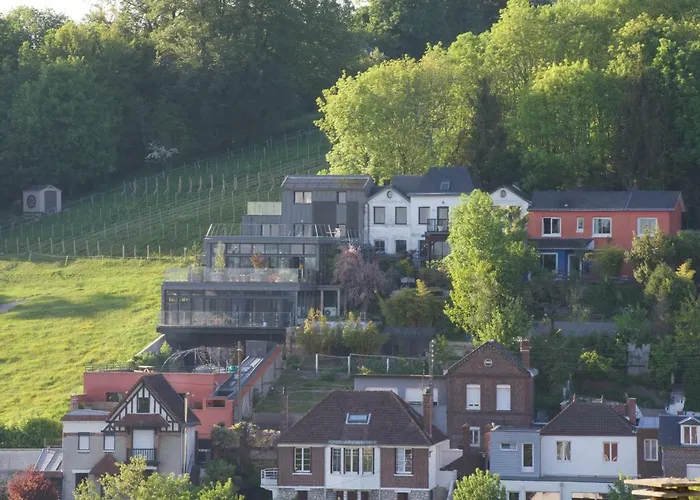 Eco Maison Entière Avec Terrasse Dans Jardin Potager Piscine Parking Hébergement de vacances *